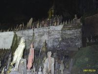 Buddha beeldjes in de tempel van Pak Ou